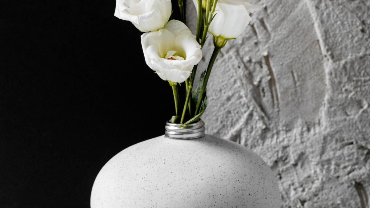 Décoration funéraire originale : ornements et céramiques pour tombes