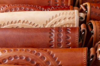 Redonner vie à un article en cuir : ce qu'il faut savoir sur la teinture
